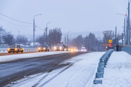 В Луганске на центральных улицах вместо песка теперь используют химические реагенты