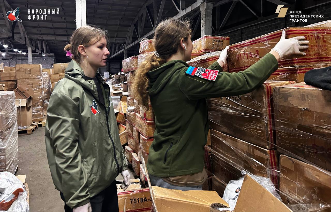 Активисты Молодёжки НФ ЛНР продолжают работу на складе РИК НФ ЛНР