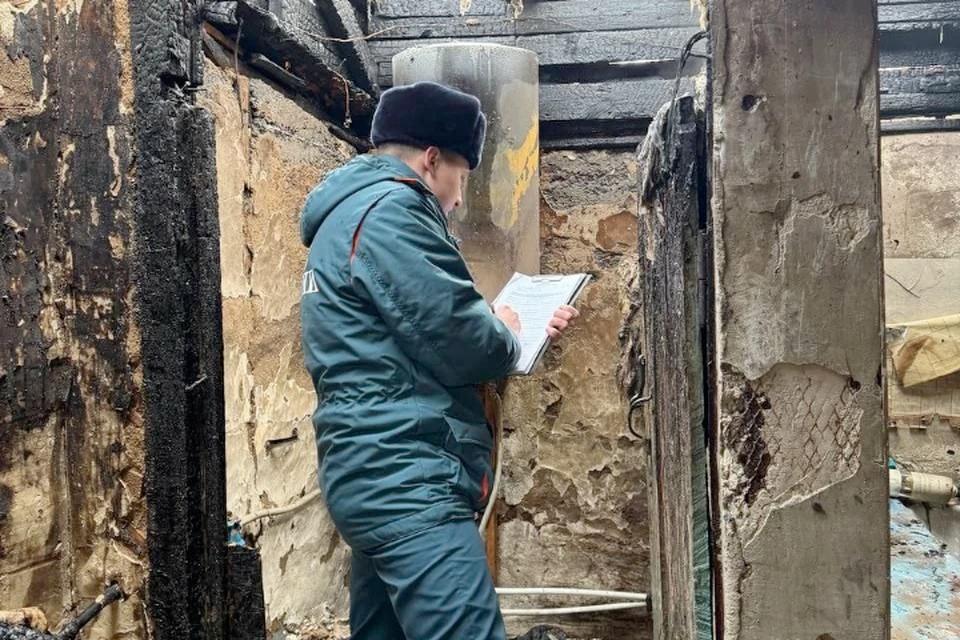 Женщина пострадала при пожаре в Свердловске, спасая имущество