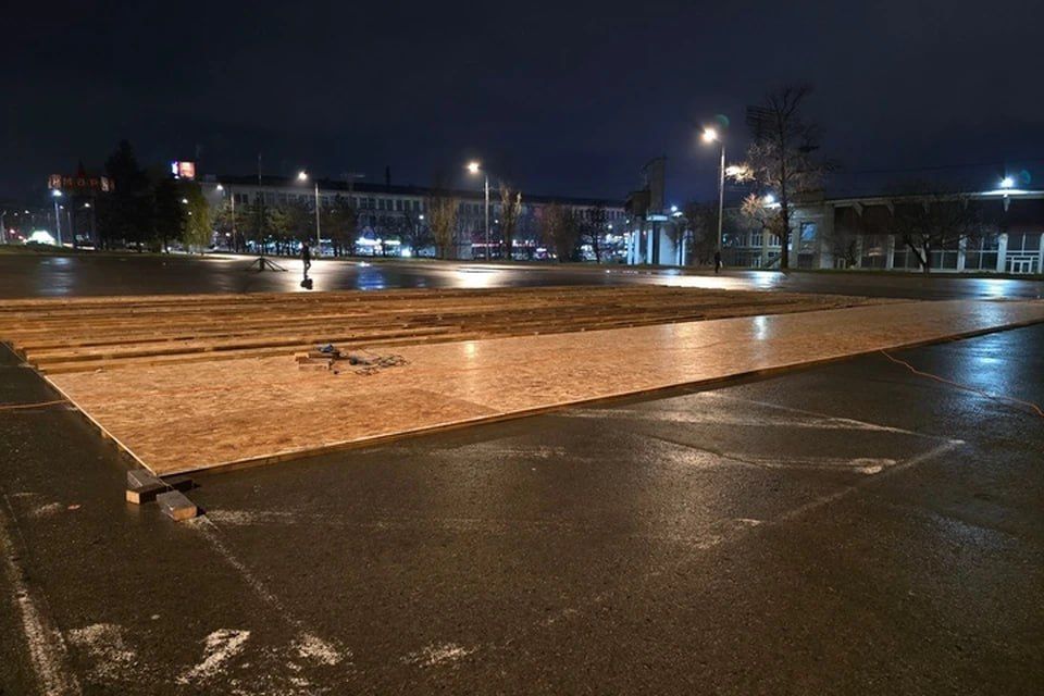 В Луганске начался монтаж открытого катка на Ярмарочной площади