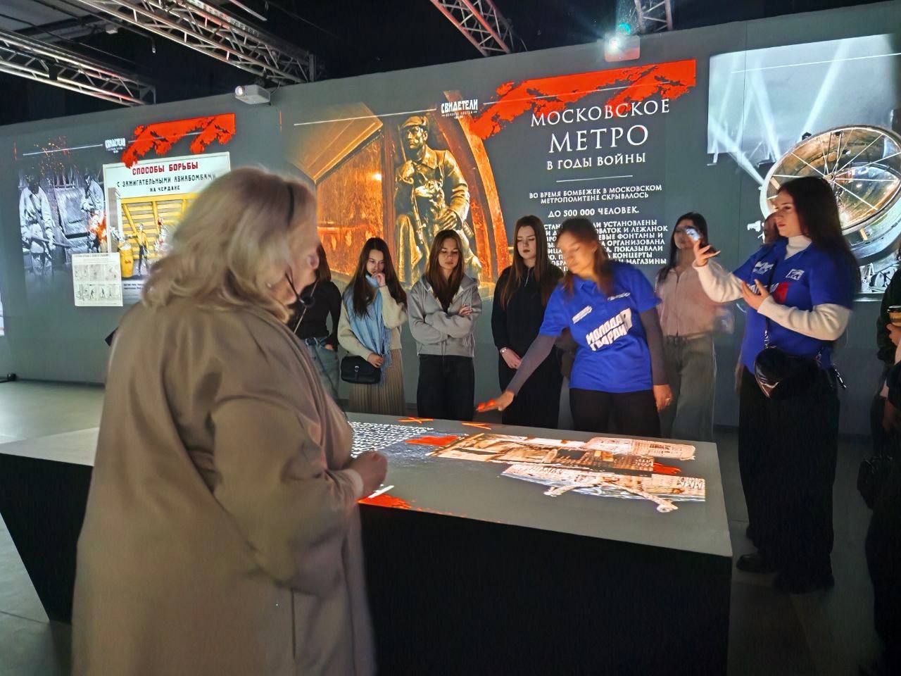 Активисты Молодой Гвардии и студенты Луганского ГАУ посетили мультимедийный исторический парк «Россия — моя история» в Доме молодёжи