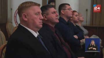 Активистов из муниципалитетов наградили в колонном зале Луганска