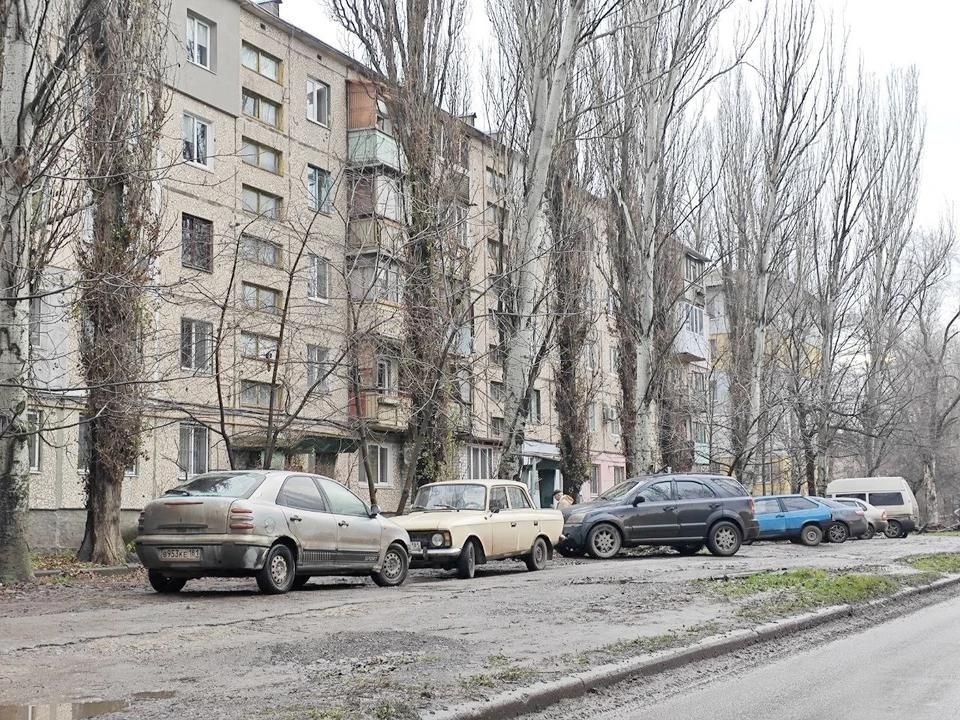 «Наказывать пока никого не будем: в Луганске решают проблему нехватки парковочных мест