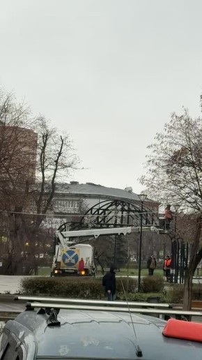 В городе чувствуется предновогоднее настроение, и сквер имени Героев «Молодой гвардии» преображается к праздникам