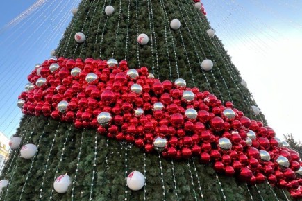 Главная ёлка на Театральной уже в украшениях! Установили звезду, шары (даже с животными календаря), монтируют сцену и световой шатер