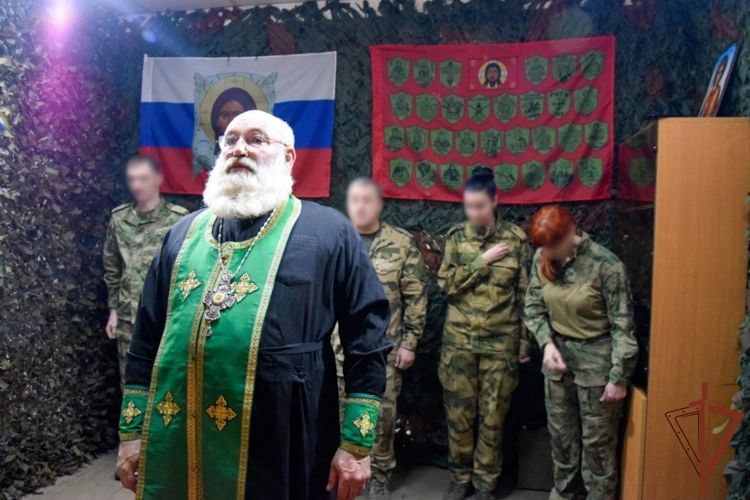 В Луганске представитель Русской Православной Церкви освятил молитвенную комнату в зоне СВО