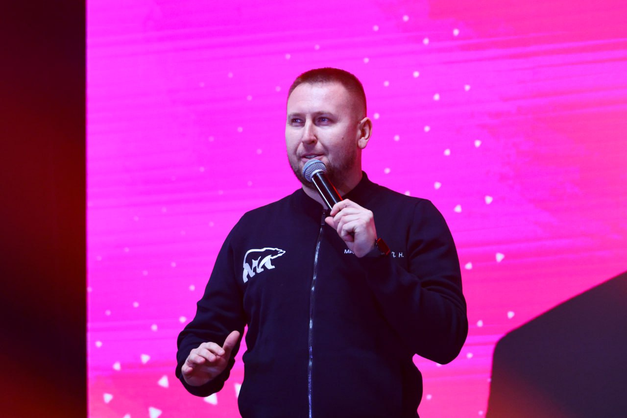 Денис Мирошниченко наградил победительницу конкурса «Премия Первых» в номинации «Наставник года»