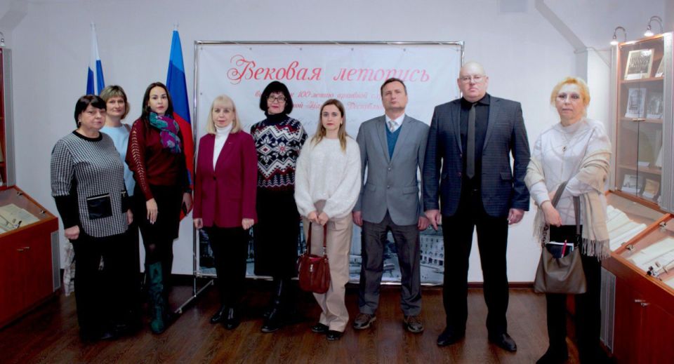 Документальную выставку «Вековая летопись», посвященную 100-летию основания архивной службы Луганской Народной Республики, посетили участники семинара «Основные правила работы архивов, служб делопроизводства, центральных...
