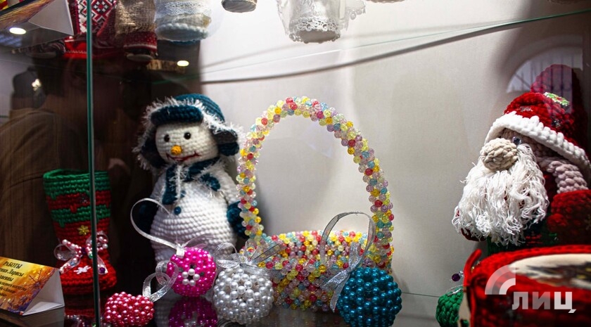 Выставка «Новогодняя феерия» в Луганске собрала более двух тыс. работ народных мастеров