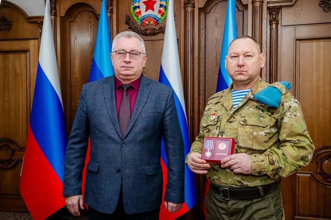 Глава ЛНР Леонид Пасечник наградил ополченцев, защищавших Луганск летом 2014 года
