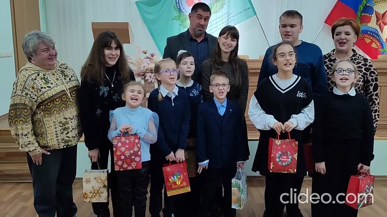 В преддверие Нового года Луганский центр медицины катастроф пришли поздравить юные жители Республики