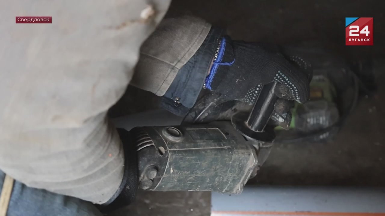 В жилых домах Свердловска проводят замену водостоков