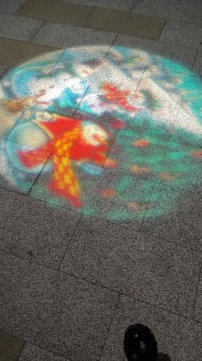 Новый год близко: в луганском сквере имени Героев «Молодой гвардии» появились новогодние проекции