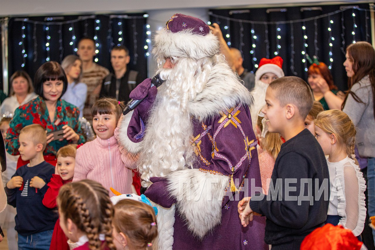 Дед Мороз из Удмуртии поздравил детей ЛНР с Новым годом