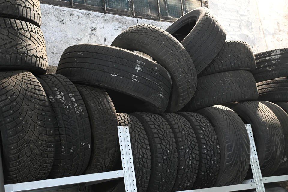 В Брянке полицейские задержали парня за кражу автомобильных колёс