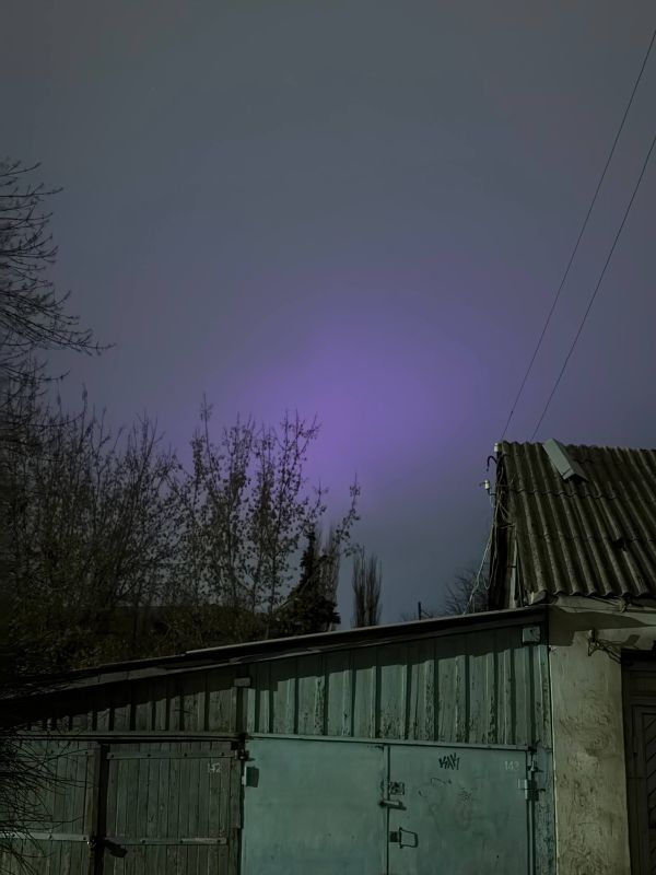 В небе над Луганском видно фиолетовое свечение