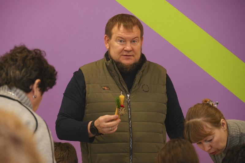 Денис Колесников принял участие в работе Новогодней мастерской