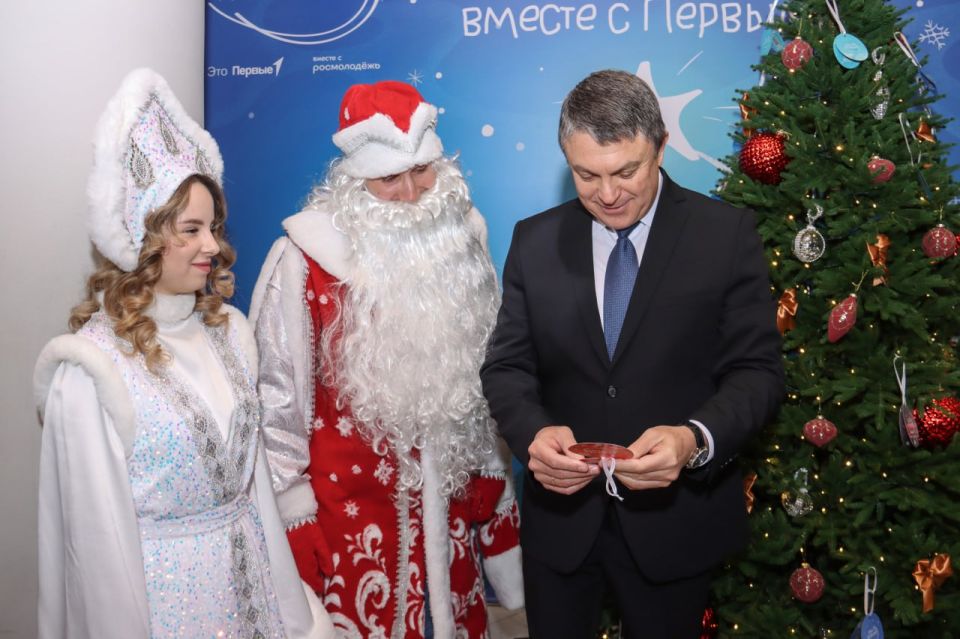 «Мечты будут исполнены». Глава Республики исполнит заветные желания юных жителей ЛНР В день Николая Чудотворца с Елки желаний в столице ЛНР Леонид Пасечник снял три шарика с написанными на них детскими мечтами