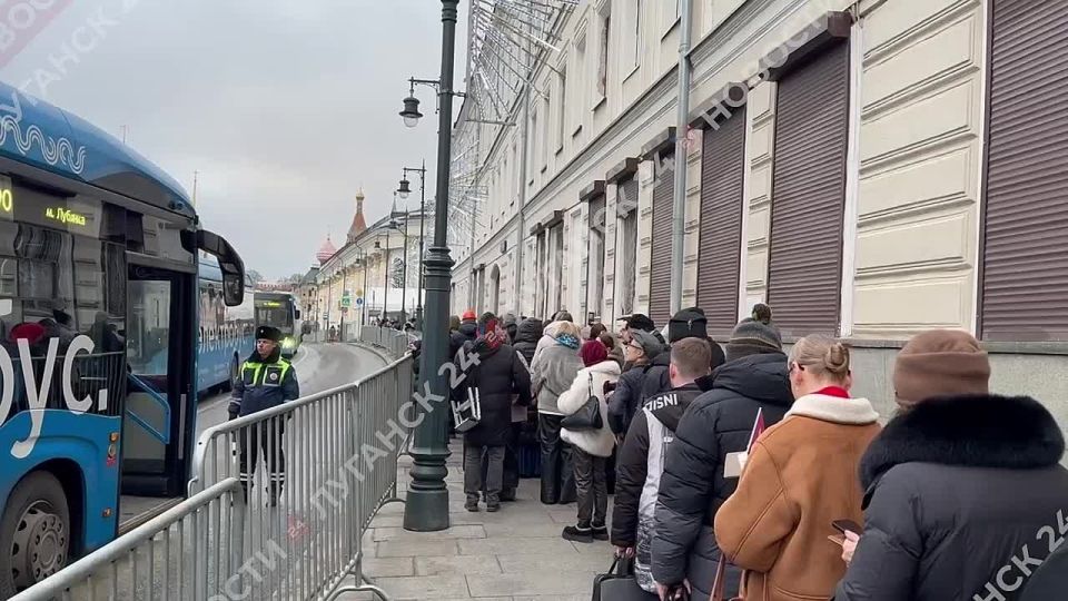 Журналисты из федеральных и региональных СМИ выстроились у Гостиного двора по случаю «Итогов года с Владимиром Путиным»