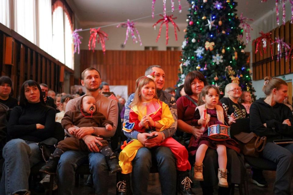 Открытие Профсоюзной елки состоялось в Доме профсоюзов ЛНР в Луганске