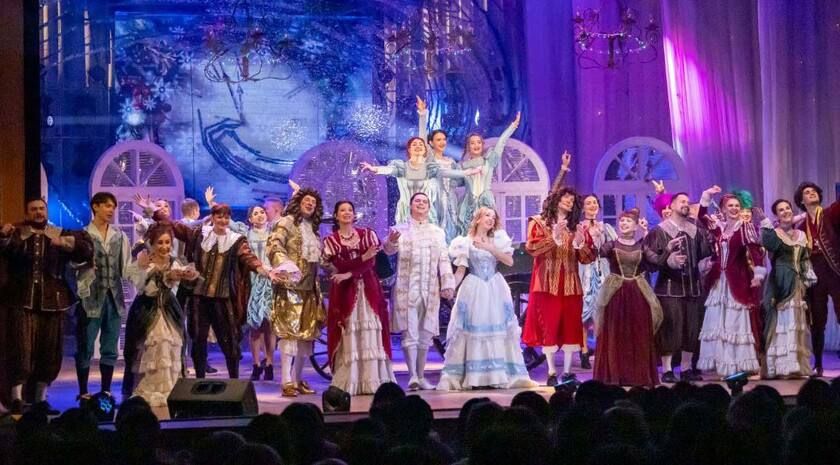 Луганский академический музыкально-драматический театр имени Михаила Голубовича представил премьеру новогоднего мюзикла «Золушка» по мотивам известной сказки Шарля Перро