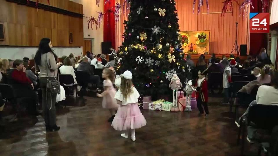 Ко Дню Святого Николая приурочили открытие ёлки в Доме профсоюзов