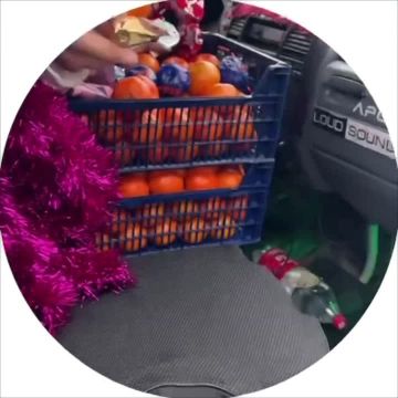 Дядя Ваня радует жителей Луганска ещё и небольшими подарочками