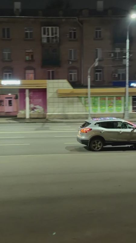 Новый год близко: встретили вот такой новогодний кроссовер в центре Луганска