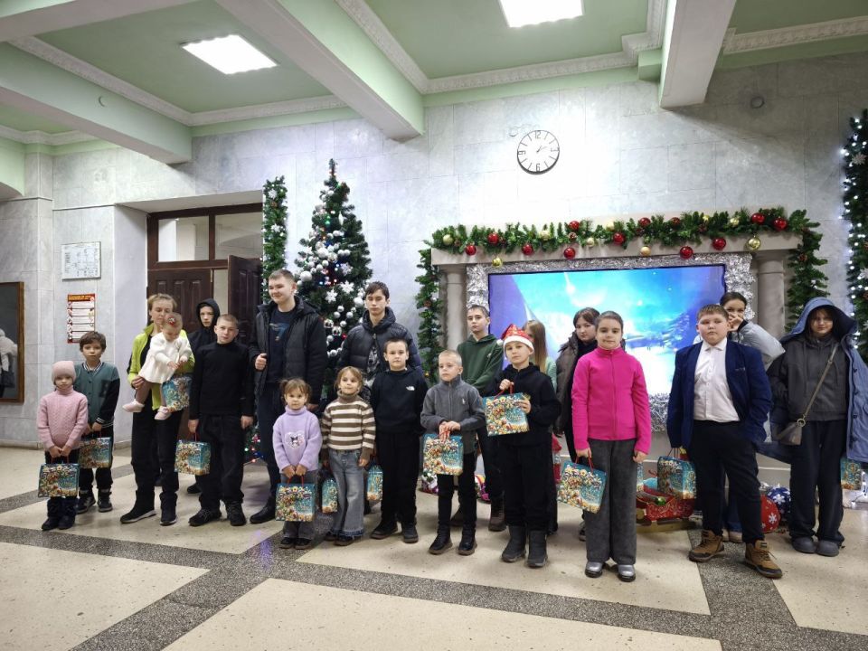В Брянке семьи участников СВО посмотрели «Ёлки-12» и получили новогодние подарки