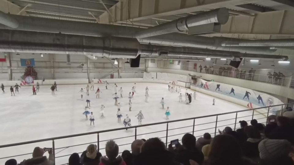 Зимнюю сказку — детворе!. Около 40 ребят из разных уголков республики: Луганска, Стаханова, Беловодска, Первомайска, приехали в столицу ЛНР, чтобы окунуться в зимнюю сказку