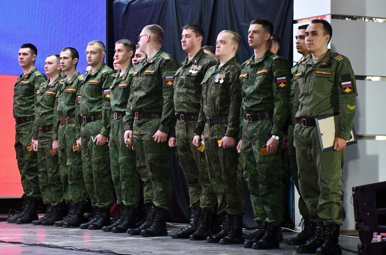 В Луганске прошло торжественное присвоение офицерских званий студентам