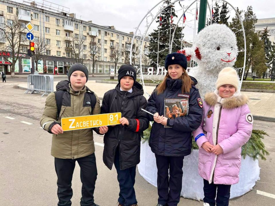 Центр ДиТН, ПБДД ГИБДД МВД по ЛНР провел мероприятие возле главной елки столицы Республики