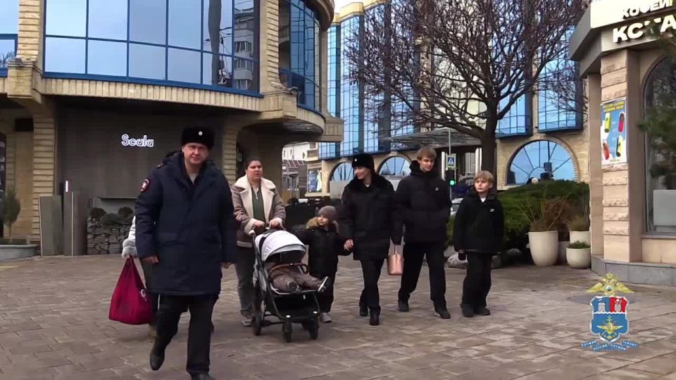 В канун Нового года сотрудники Управления на транспорте МВД России по Северо-Кавказскому федеральному округу провели традиционную благотворительную акцию «Полицейский Дед Мороз»