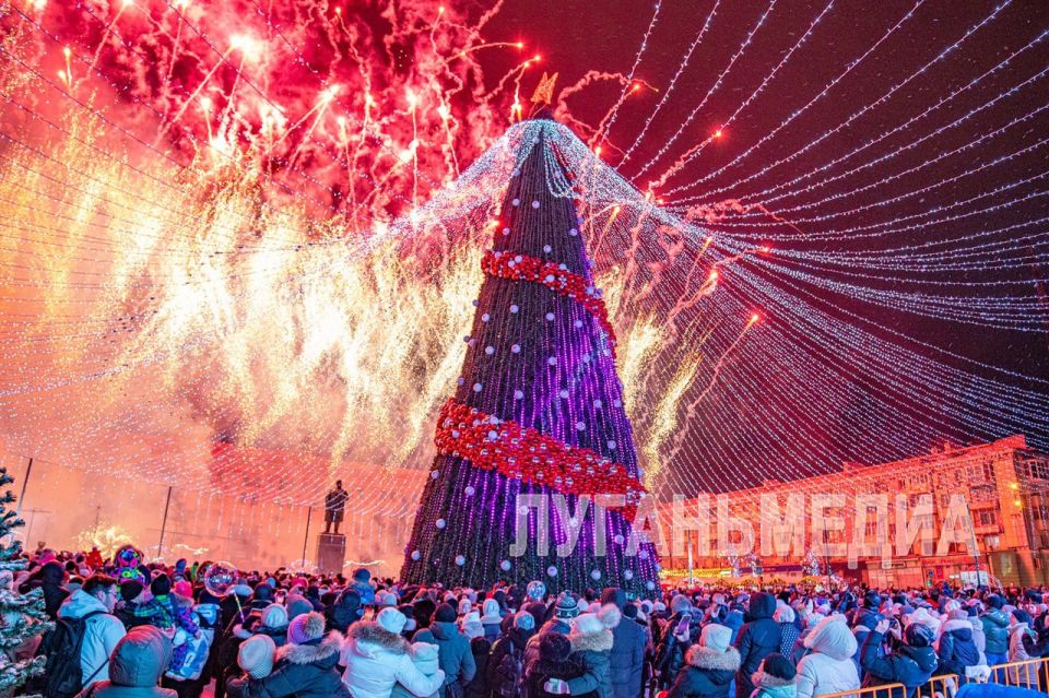 Новогодняя елка Луганска зажгла свои огни