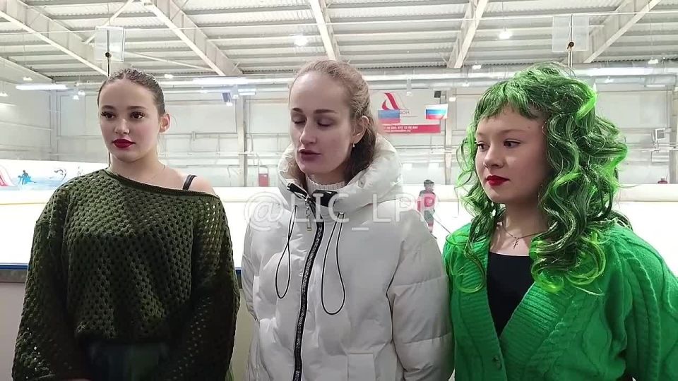 Воспитанники детской студии фигурного катания Луганской спортивной школы №2 представили новогоднее ледовое шоу «Новогодний переполох, или Спасти Время!» на базе Ледовой арены в Луганске