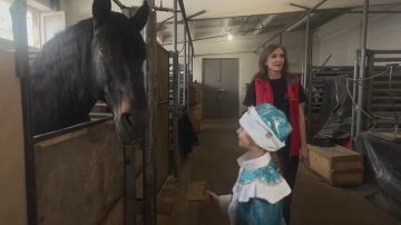 Глава ЛНР Леонид Пасечник исполнил желание юной жительницы Счастья побывать в Луганском Цирке в рамках всероссийской акции «Елка желаний»