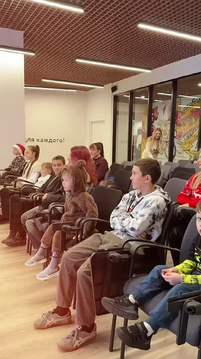 В Доме Молодёжи прошёл крутой новогодний утренник для детей членов профсоюза Народного Совета ЛНР!