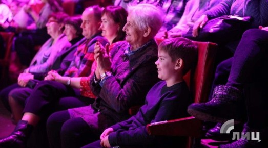 Порядка 800 юных жителей ЛНР посетили новогоднее представление в Луганском цирке