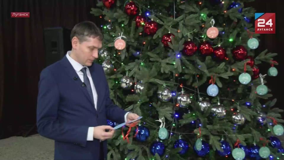 Трюковый самокат и батут загадали на «Ёлке желаний» двое детей из Луганска