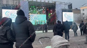 Творческие коллективы выступают на Театральной площади Луганска