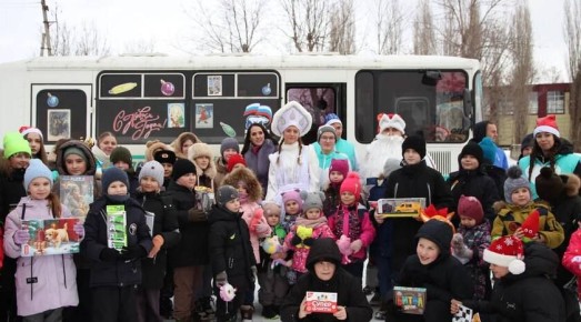 Луганское региональное отделении партии «Единая Россия» в канун Нового года провело акцию «Автобус Деда Мороза», в рамках которой активисты поздравили детей из отдаленных районов Луганска на наступающими праздниками