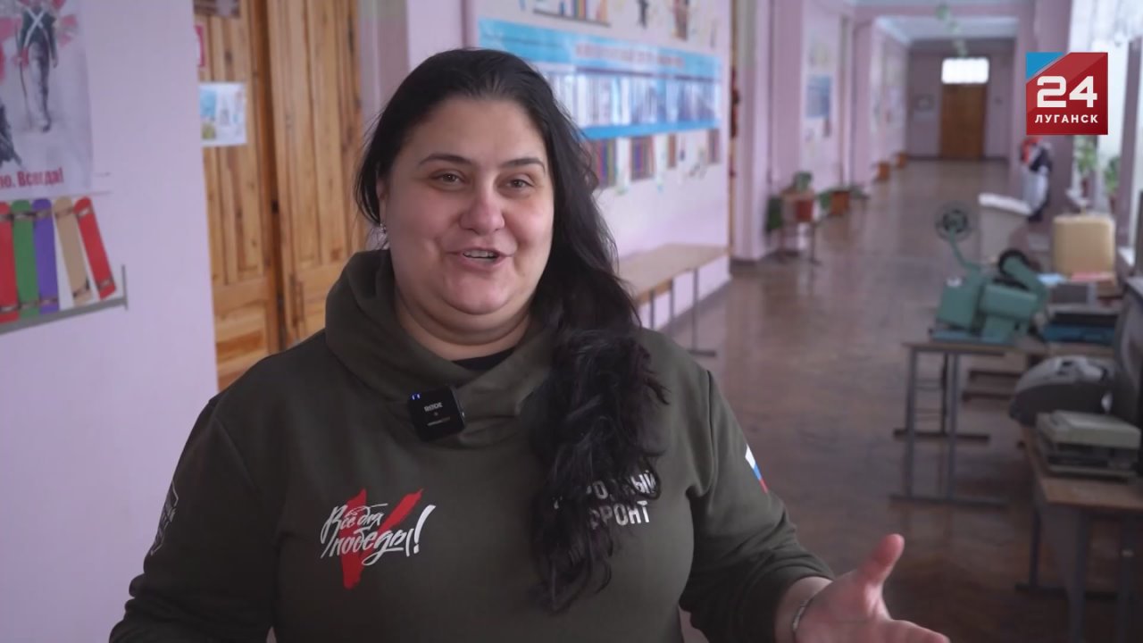 В Луганскую школу №5 имени В. Даля передали выставку, посвященную героям Великой Отечественной войны