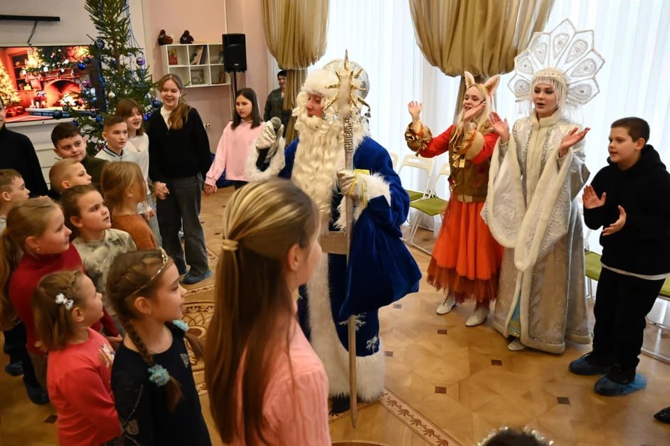 В Луганской филармонии организовали новогодний праздник для детей участников СВО