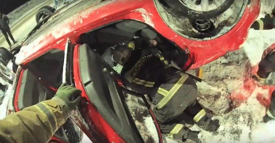 В Луганске спасатели МЧС деблокировали девушку из опрокинувшегося автомобиля