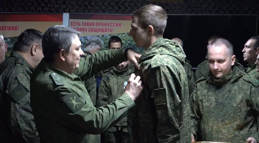Глава ЛНР Леонид Пасечник наградил 60 бойцов 3-й гвардейской общевойсковой Луганско-Северодонецкой армии орденом и медалями за мужество и самоотверженность, проявленные при защите Родины