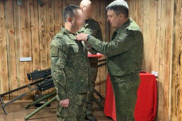 Глава ЛНР навестил и наградил российских военных перед Новым годом