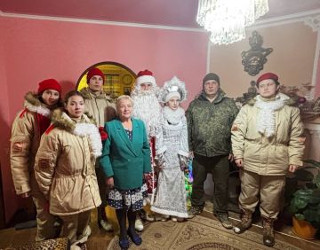 В Стаханове юнармейцы и военные поздравили семьи героев