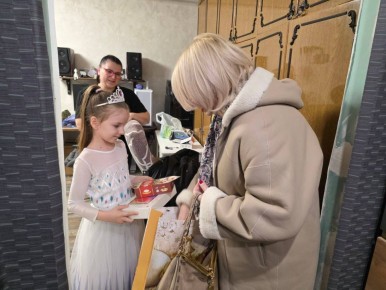Министр здравоохранения ЛНР Наталия Пащенко в рамках акции «Елка желаний» исполнила мечты двух детей