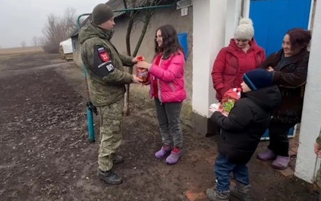 1 Военнослужащие ВАИ посетили многодетные семьи и одиноких пенсионеров в ЛНР