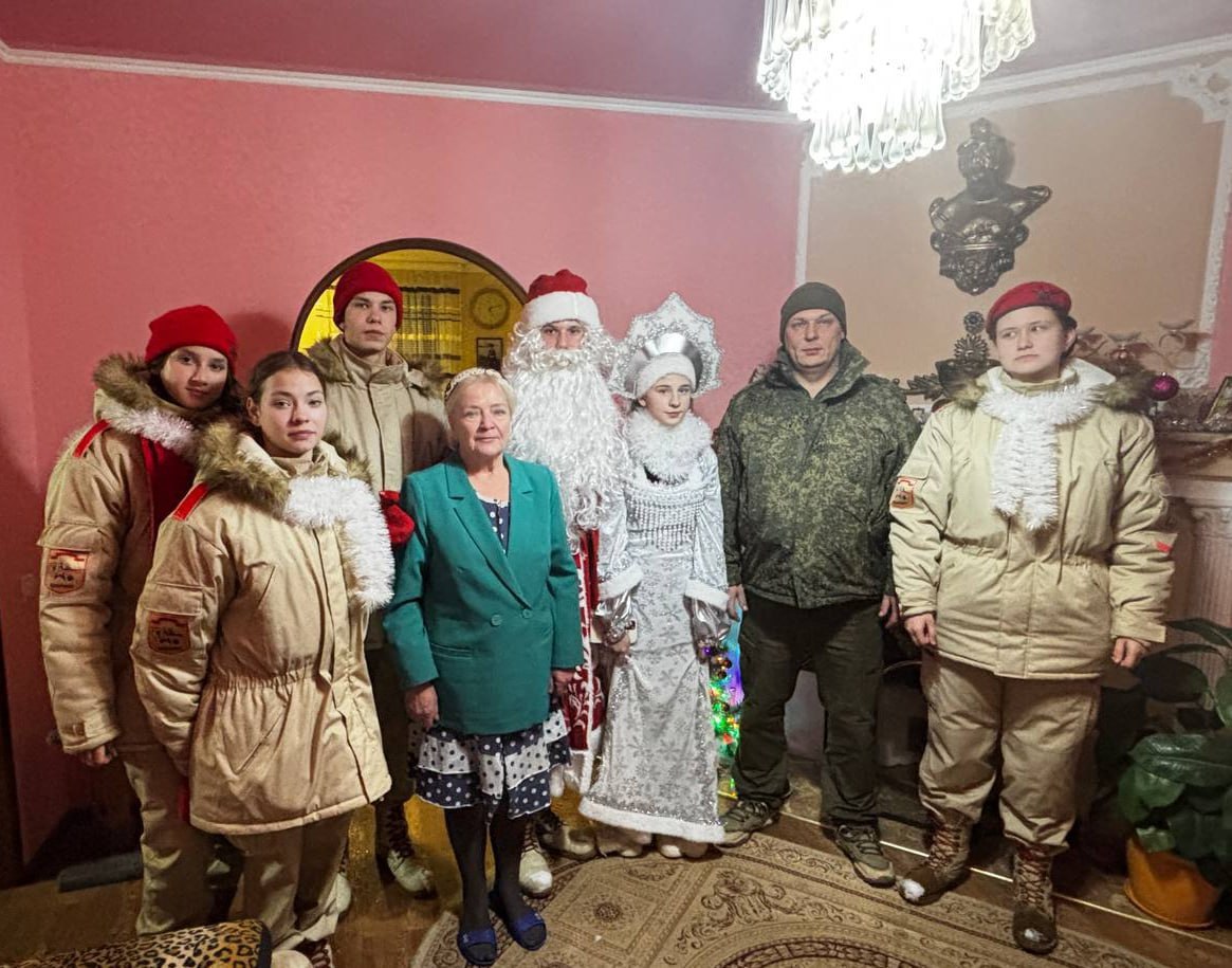 В Стаханове юнармейцы и военные поздравили семьи героев